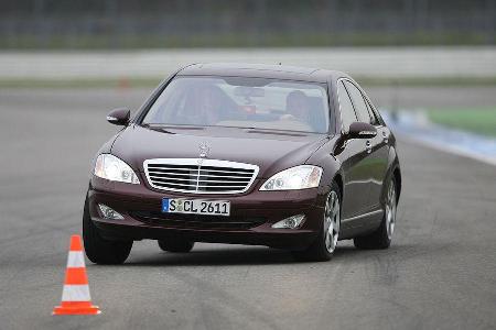 Im Mercedes geht es in einer Art voran, die keine Wünsche offen lässt.