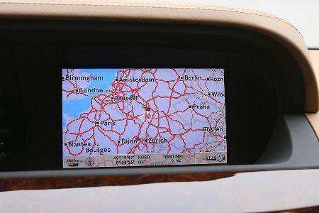 Großer Bildschirm im Mercedes...