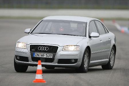 Der Audi kann dem Mercedes auf kurvenreicher Strecke folgen, aber mit höherem Fahreinsatz.