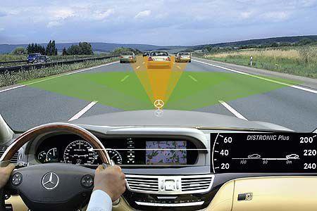 Bleibt die gewünschte Reaktion aus, schreitet das Auto zur Selbsthilfe: Per autonomen Bremseingriff ermöglicht das Pre-Safe-...
