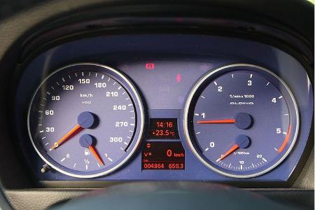 Markentypisches Kombiinstrument, die Tachoskalierung bis 310 km/h übertreibt.