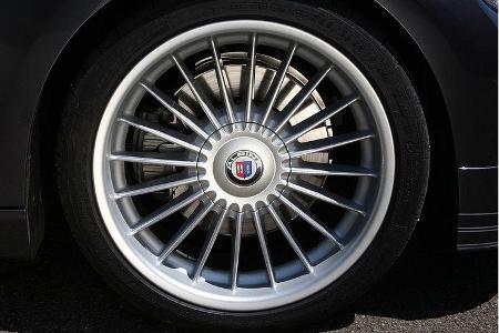 Klassisch: 19-Zoll-Leichtmetallräder imtraditionellen Alpina-Speichendesign.
