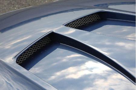 Unter der mit zwei großen Kühlerabluftschächten versehenen Motorhaube verrichtet ein technisch sehr bemerkenswertes V8-Kraft...