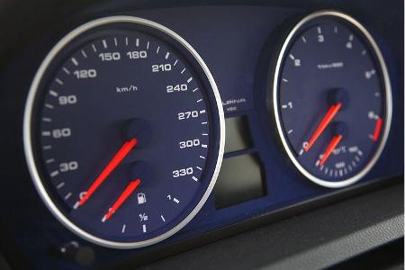 Die Höchstgeschwindigkeit von knapp 320 km/h lässt sich in den Ledersitzen angenehm ertragen. Nur wenige Sportwagen laufen ä...
