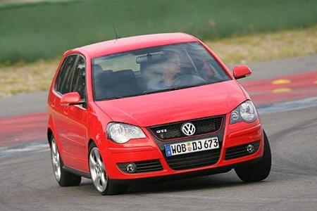 Leider ist der Polo nur optisch ein kleines Abbild des Golf, fahrdynamisch trennen beide Welten.