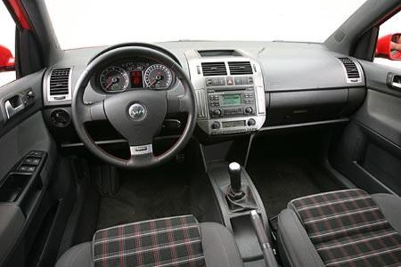 Dem Cockpit fehlt es an GTI-spezifischem Pep, den Sitzen an Halt.