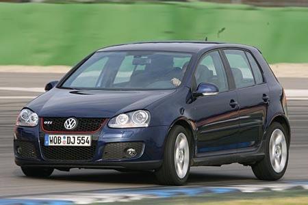 Genau wie der kleine Bruder, wollten schon viele den VW Golf GTI vom Platz fegen: der Opel Astra OPC, der Renault Mégane RS,...