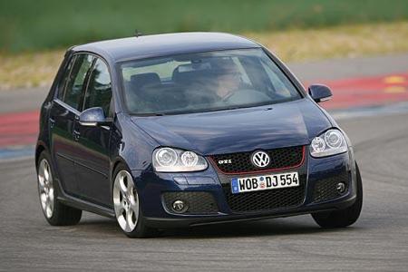 Erst beschleunigt der große GTI den kleinen aus, dann verbeißt er sich in die Kurve, fällt über sie her, streckt sie nieder.