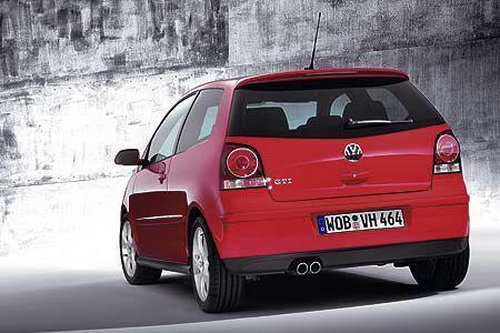 Am Heck setzen ein verchromter Doppelrohrauspuff und ein Dachkantenspoiler sportliche GTI-Akzente.