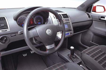 Sportlenkrad mit GTI-Logo und eine metallartige Oberfläche an der Mittelkonsole sollen für GTI-Feeling ebenso sorgen wie ...