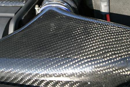 Unter der Haube sorgen Carbon-Abdeckungen für einen Hingucker.