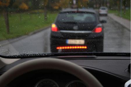 Warnlicht bei zu dichtem Auffahren als Head-up-Display.