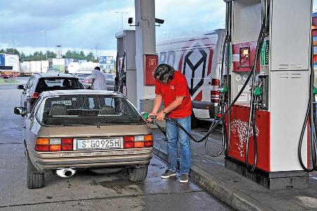 Porsche 924, Heckansicht, Tankstelle