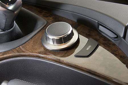 Über den in der Mittelkonsole installierten Controller kann sich der Fahrer durchs Menü scrollen.