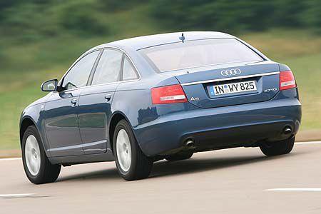 Der Audi geht mit kurzen Anregungen ähnlich steifbeinig um, zeigt aber weniger Wippen bei längeren Buckeln.