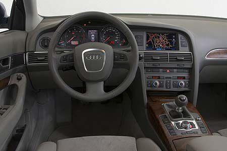 Gut verarbeitete Armaturentafel mit übersichtlichen Instrumenten und leicht bedienbare Dreh-Drück-Steller im Audi.