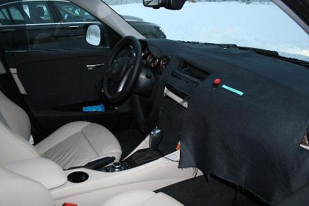 Muss der Wagen einmal abgestellt werden, wird der Innenraum mit Tarndecken überzogen.