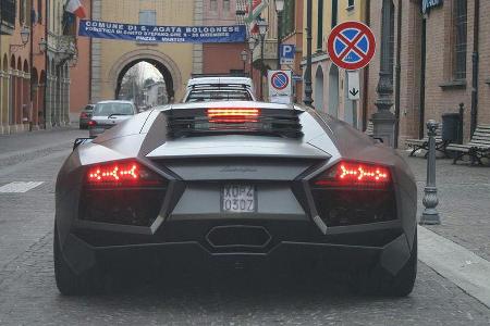 Die Bürger von Santa Agatha haben sich an die Lamborghini-Renner längst gewöhnt.