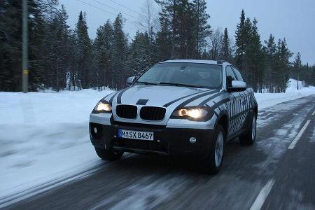 Im Winter ziehen viele Autotester an den Polarkreis.