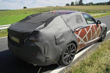Die Autos sind bis zur Unkenntlichkeit verstümmelt.