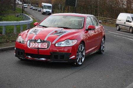 Das nicht alle Entwicklungsfahrzeuge schwarz sind, zeigt dieser Jaguar.