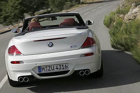Der sportliche Vierrohr-Auspuff ziert das Heck.