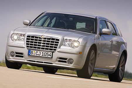 Mit 430 PS aus dem 6,1-Liter-V8-Hemi-Motor markiert der 300C Touring SRT8 die Spitze im Chrysler-Programm - und das für 55.8...