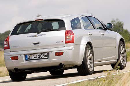Der V8-Sound entweicht einer modifizierten Doppelauspuffanlage.