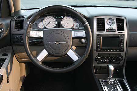 Leder, Alu- und Karbonoptik prägen das Interieur. Der Tacho reicht bis 300 km/h. CD-Wechsler serienmäßig.
