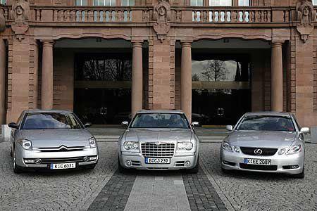 Verwechslung ausgeschlossen. Der Chrysler steht zur Macho-Optik, der Lexus beschwört die Kunst der Diskretion. Und der neue ...