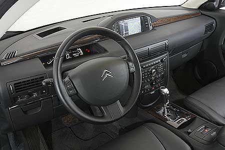 Sauberes Finish im Citroën, verwirrende Knöpfe-Kollektion in der Mittelkonsole.