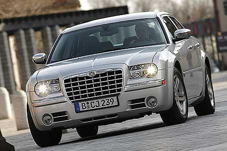 Der Chrysler 300C 3.5 steht zur Macho-Optik.