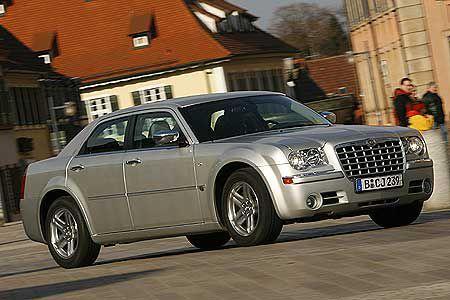 Der Chrysler reicht kleine Fahrbahn-Unebenheiten auf die stößige Tour weiter.