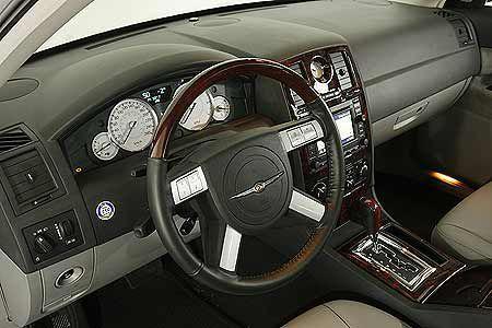 Bedienungsfreundliches Cockpit im Chrysler, doch teilweise billig wirkende Materialien.