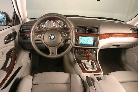 Vor allem aufpreispflichtiges Holz und Leder machen das BMW-Cockpit hochwertig