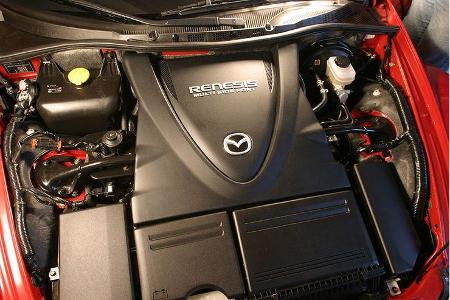 Der schlecht ablesbare Mazda-Tacho ist als LED im Drehzahlmesser integriert. Eine Plastikkappe verdeckt den kleinen Wankelmotor
