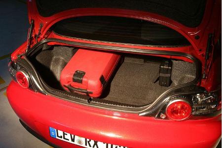 Das RX-8-Gepäckabteil ist höh-lenartig, die Ladekante hoch