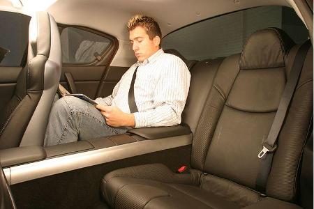 Die durchgehende Konsole macht den RX-8 zum Viersitzer