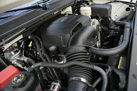 Der durchzugsstarke 6,2-Liter-V8 wird spielend mit dem hohen Gewicht fertig.