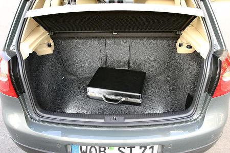Der mit Filz belegte Golf- Kofferraum fasst zwischen 350 und 1305 Liter