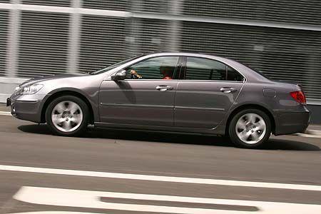 Die Mechanik des Antriebs macht aus Limousine ein Schwergewicht mit 1.856 Kilogramm.