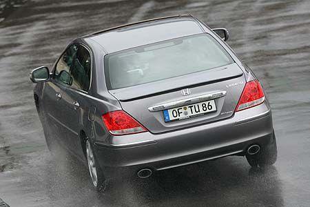 Bei schneller Kurvenfahrt teilt die Elektronik dem hinteren äußeren Rad mehr Kraft zu.