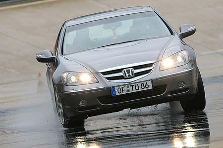 In langsamen Kurven untersteuert der Honda. Mit Gaswegnahme lässt sich das Problem sofort kurieren.