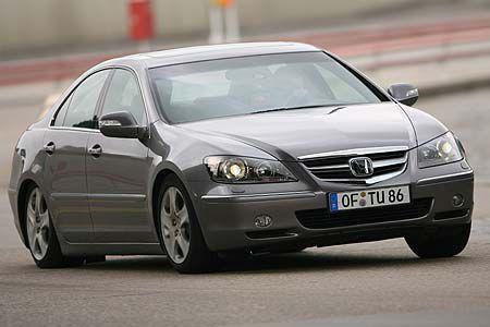 Bei schneller Kurvenfahrt rutscht der Honda mit ausgeschaltetem ESP gut beherrschbar über alle vier Räder.