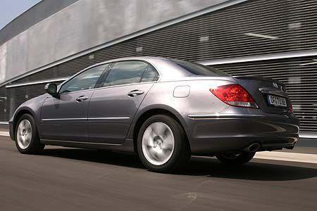 Das hohe Gewicht treibt den Verbrauch nach oben. 15 bis 16 Liter kommen bei Ausnutzung der Leistung leicht zusammen.