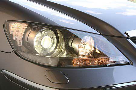 Schick: Scheinwerfer hinter Klarglasblenden.