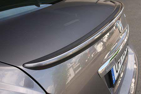 Dezenter Bürzel an der Kofferraum-Kante.