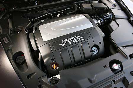 Unter der Fronthaube arbeitet ein 3,5 Liter-V6-Motor.