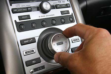 Der zweigeteilte Dreh-Drück-Steller für das Navigationssystem erfordert Gewöhnung.