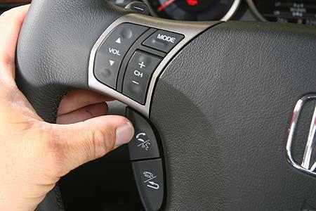 Zusätzliche Bedienelemente sind im Lenkrad integriert.